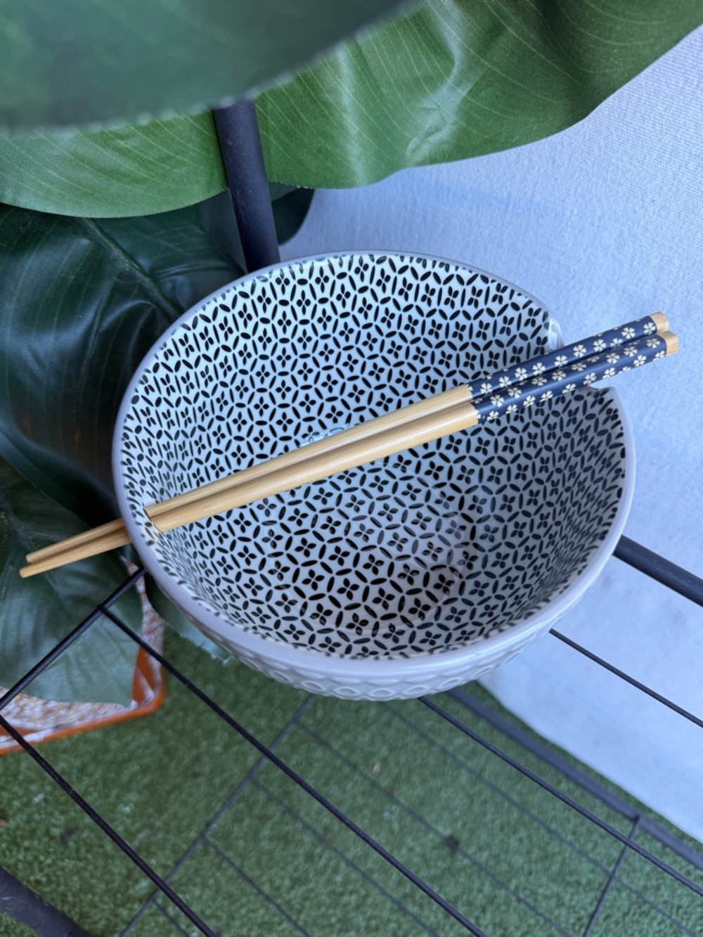 NWOT Patterned Ceramic Ramen Noodle Bowl with Decorative Chopsticks